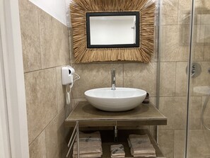 Douche, sèche-cheveux, bidet, serviettes fournies