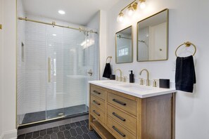 Badewanne, Handtücher, Seife, Toilettenpapier