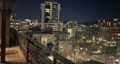 Pearl District, Penthouse Terrace Unit- 2 decks , 1 block from Fields park,