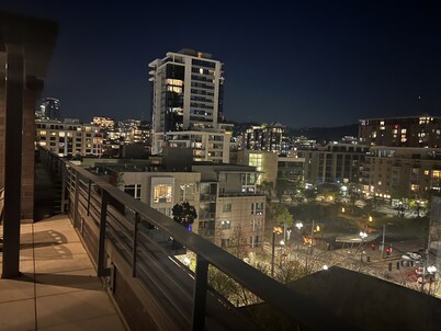 Pearl District, Penthouse Terrace Unit- 2 decks , 1 block from Fields park, 