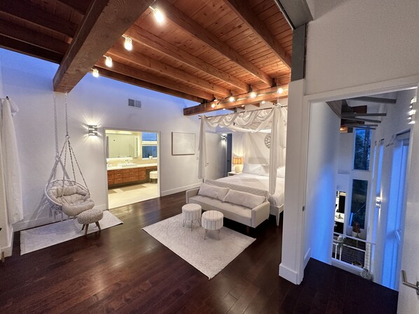 4 bedrooms, desk, free WiFi, bed sheets