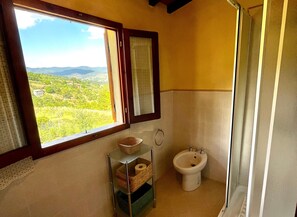 Douche, sèche-cheveux, bidet, serviettes fournies