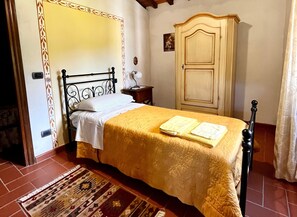 3 Schlafzimmer, Schreibtisch, Bettwäsche