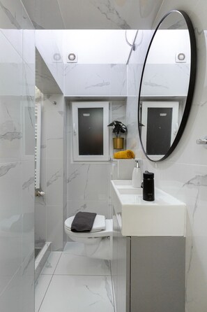 Dusche, Haartrockner, Handtücher, Seife