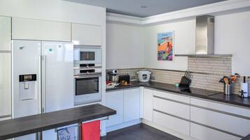 Een koelkast, een oven, een vaatwasser