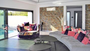 Télévision, cheminée