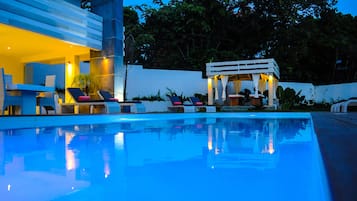 Una piscina al aire libre