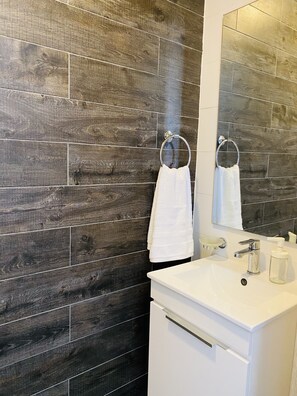 Een douche, een haardroger, handdoeken, zeep