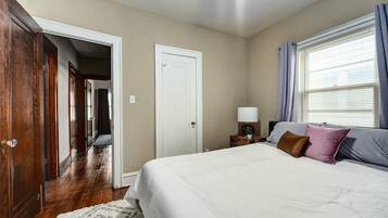 2 bedrooms, iron/ironing board, free WiFi, bed sheets