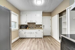 Kjøleskap, mikrobølgeovn, ovn og kokeplater