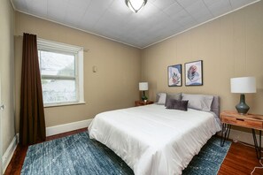 2 bedrooms, iron/ironing board, free WiFi, bed sheets - Bohemian Retreat ~ 15 min to Downtown~ 8 min to Cleveland Clinic (Cleveland)