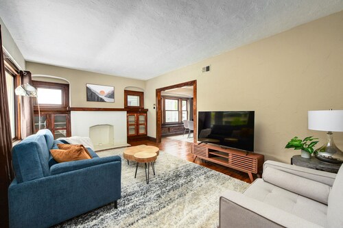 Bohemian Retreat ~ 15 min to Downtown~ 8 min to Cleveland Clinic