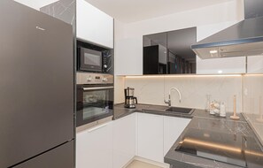 Geladeira, micro-ondas, fogão, cooktop