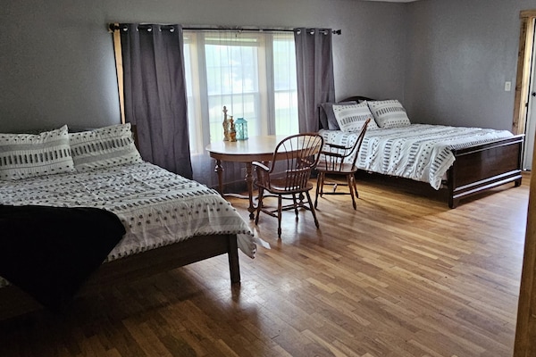 5 dormitoris, un bressol de viatge i roba de llit