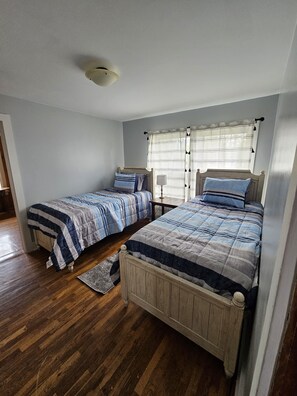 5 habitaciones, cuna de viaje y ropa de cama