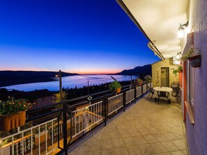 تناول الطعام بالخارج