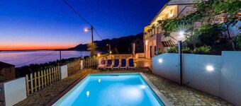 Casa vacacional con picina y vista al mar