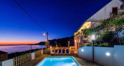 Maison de vacances avec piscine et vue sur la mer