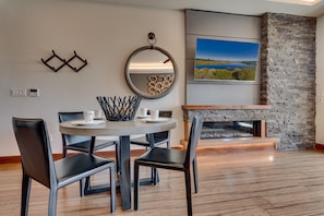 Dining - Resort! Walk to Skiing/ Casinos/ Beach, Pool & Spa, Gym, Grill: Zalanta Oasis (South Lake Tahoe)