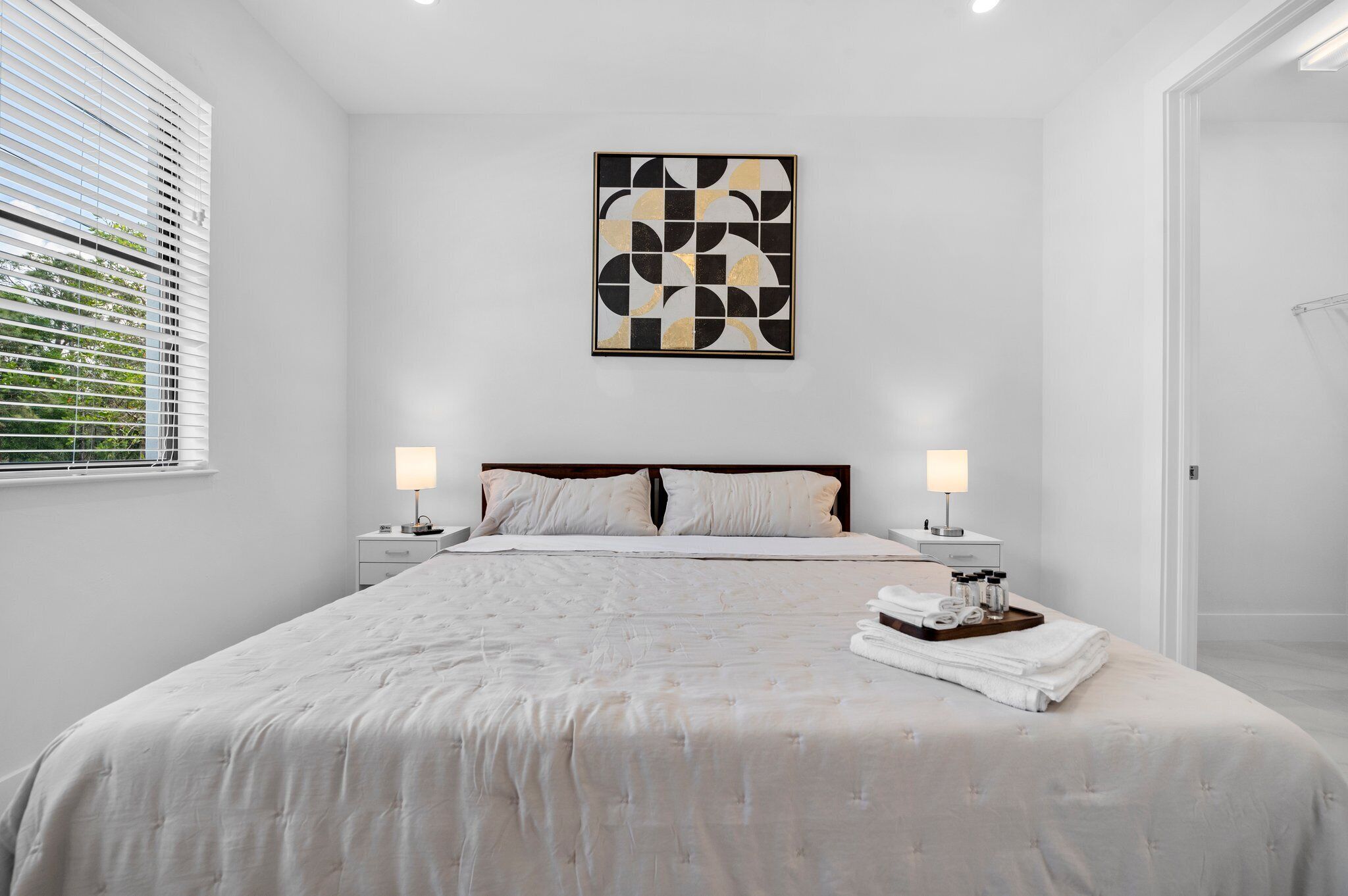 Brand New Luxury 3bd/2ba 10min Beach/ 7min Airport