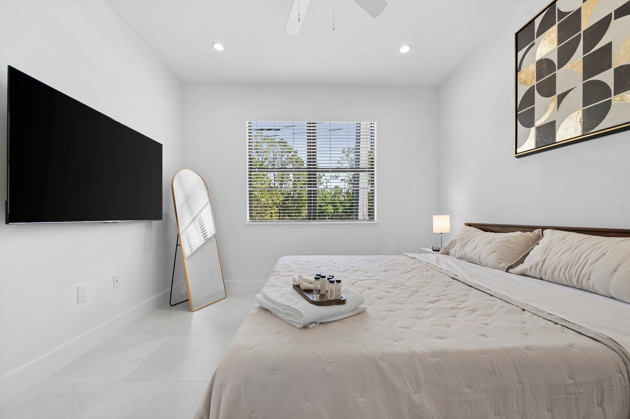 Brand New Luxury 3bd/2ba 10min Beach/ 7min Airport