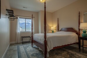 3 bedrooms, desk, iron/ironing board, free WiFi