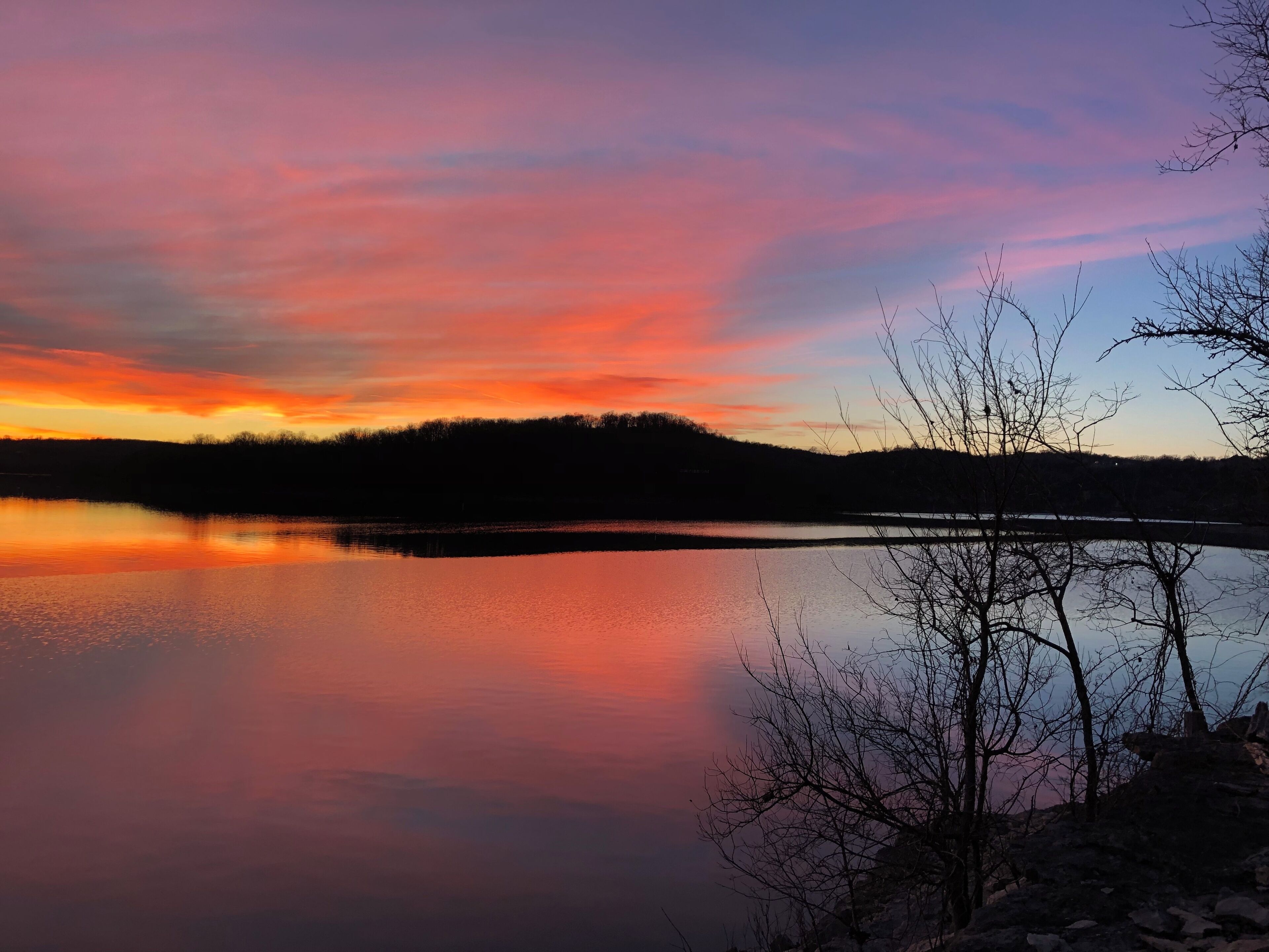 Gorgeous Loft 1 mile Cricket Creek Marina TableRockBranson firepit/grill retreat