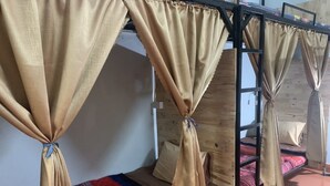 经典宿舍 | 办公桌、笔记本电脑工作区、免费 WiFi
