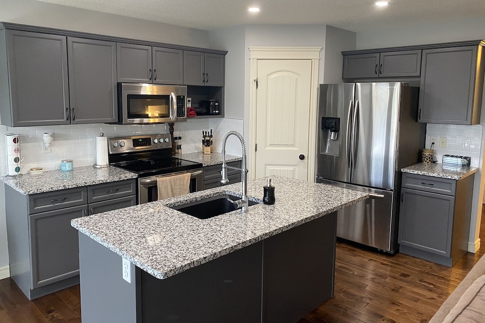 Entire Home! In Sherwood Park ft. 3 bdrms, 4 baths!