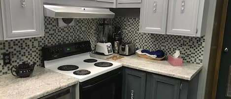 Frigorifero, microonde, forno, piano cottura