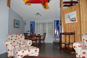 Smart TV, reproductor de DVD, futbolito y tenis de mesa 