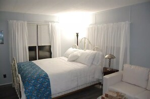 3 bedrooms, in-room safe, iron/ironing board, travel cot