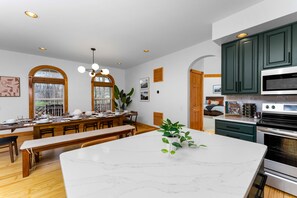 Réfrigérateur, four à micro-ondes, un four, surface de cuisson