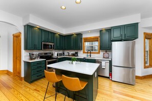 Refrigerador, microondas, horno y parrilla de estufa 