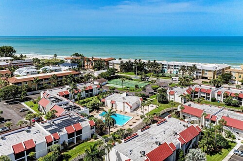 Blissfull Bay: Runaway Bay - Bayfront Condo! Largest Heated Pool by Anna Maria Life Vacation Rentals