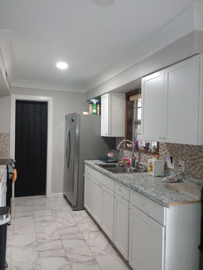 Frigorífico, microondas, horno y placa de cocina