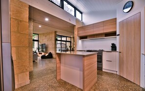 Interior - Stonehaven Lodge- only 200m from town centre, fully equipped home away from home (Margaret River)