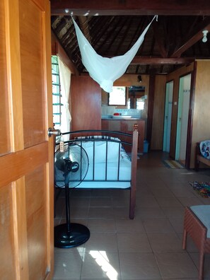 Habitación básica doble, vistas al mar, mirando al mar | Colchones viscoelásticos, tabla de planchar con plancha, ropa de cama
