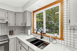 Full-sized fridge, microwave, oven, stovetop