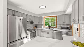 Full-size fridge, microwave, oven, stovetop