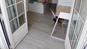 Ein kleiner, gemütlicher Raum mit Bett, Schreibtisch und Stuhl.