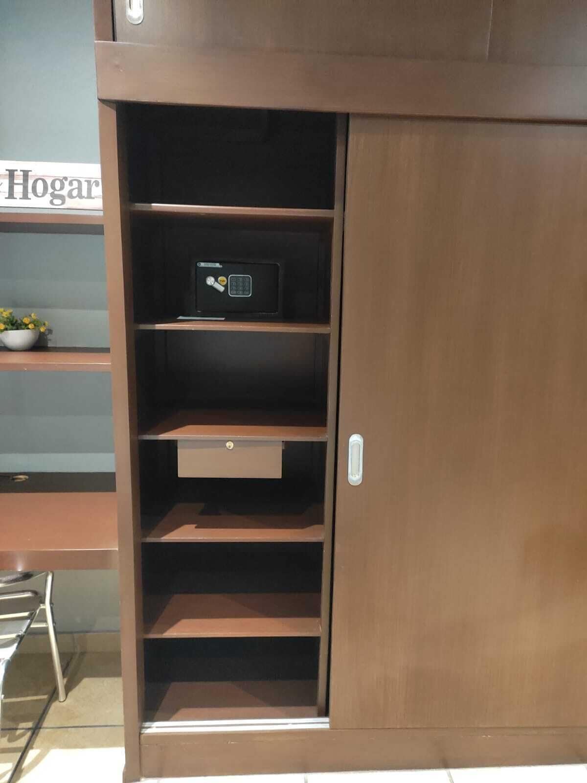 Une armoire marron avec plusieurs étagères et un petit coffre-fort.