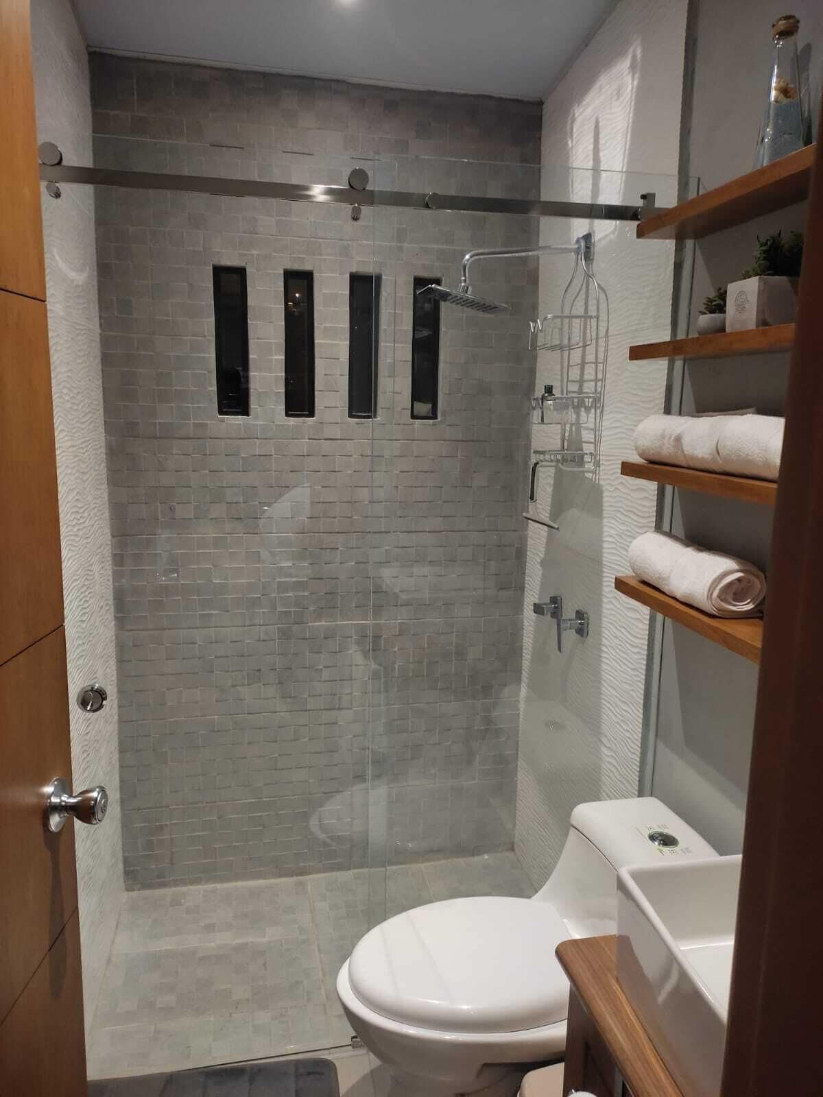 Doppia Premium | Bagno | Doccia, soffione a pioggia, asciugamani, sapone