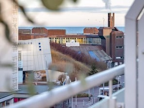 Un bâtiment moderne doté d’une façade en verre et d’une enseigne sur laquelle on peut lire « FISHER CENTER ».