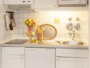 Unclassified image, 4 of 7, button