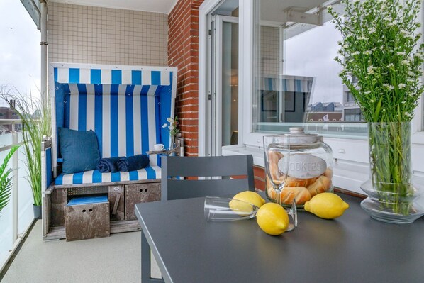 Outdoor dining - Strandkönig 3 - Direct beach location, mod. 1 room apartment with balcony - Andreas-Dirks (Sylt)