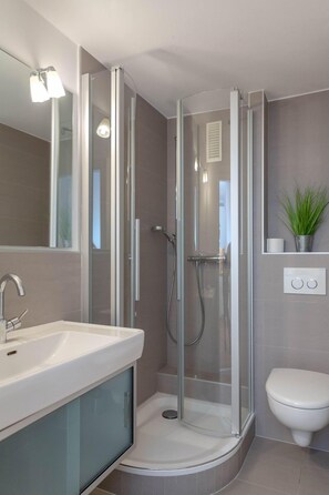 Douche, sèche-cheveux, serviettes fournies