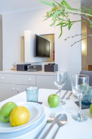 Dining - For high demands: 1 room apartment, 4th floor, sea view, directly on the beach - (Sylt)