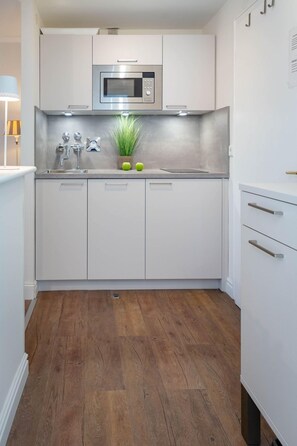 Mikrobølgeovn, oppvaskmaskin, kaffetrakter/tekoker og vannkoker