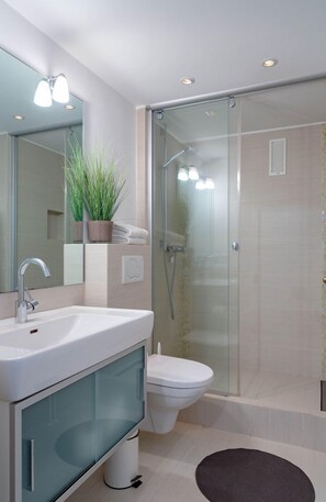 Douche, sèche-cheveux, serviettes fournies